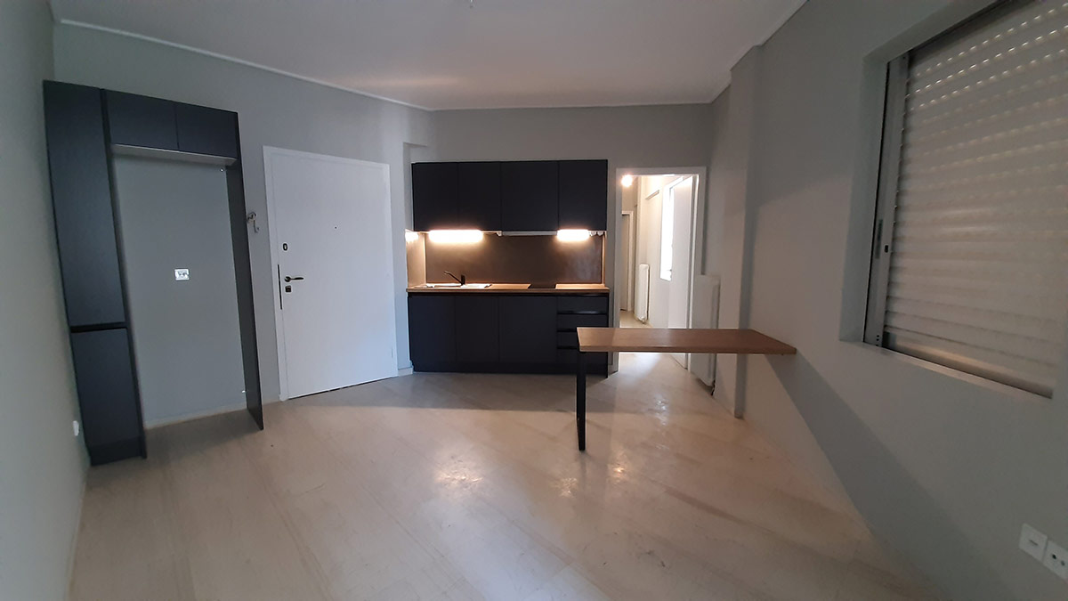 Μοντέρνα Σύνθεση Κουζίνας σε Γκρί Σκούρο και Ξύλο