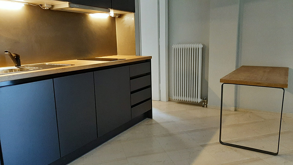 Μικρή Κουζίνα με Super Mat Πορτάκια και Ξύλινο Πάγκο