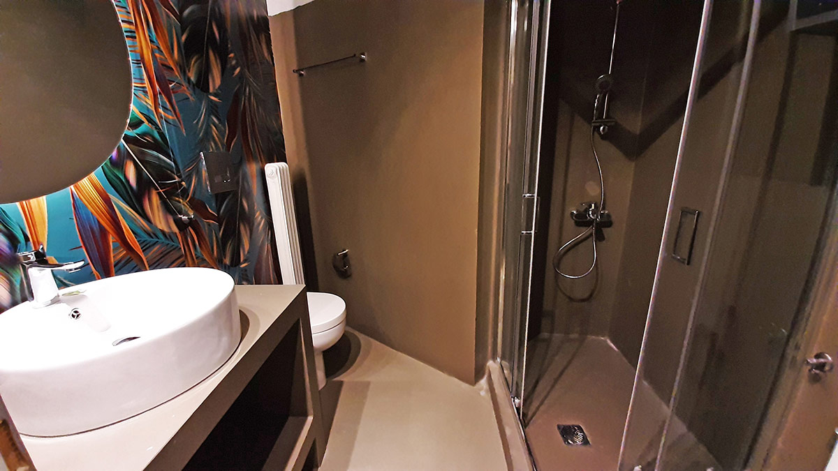 Μπάνιο με Ταπετσαρία και Πατητή Τσιμεντοκονία