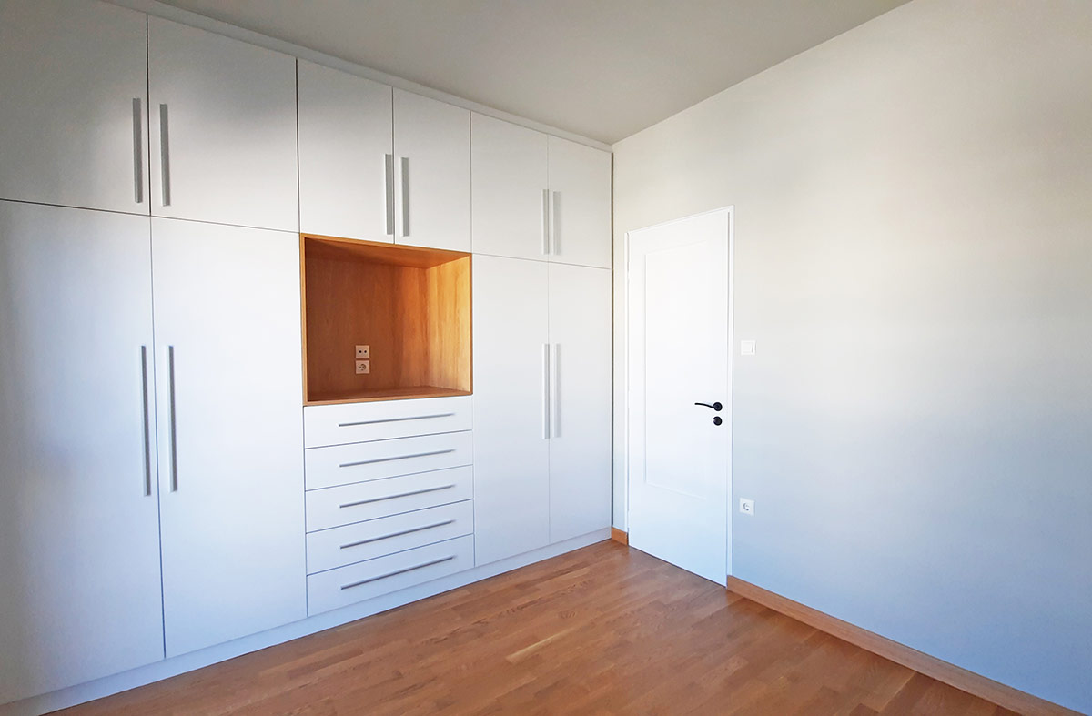 Λευκά Ντουλάπια με Εσοχή για Τηλεώραση