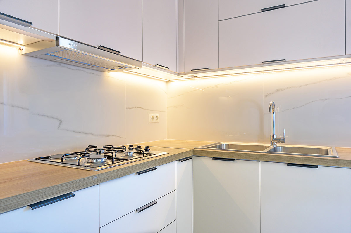 Κουζίνα με Πλάτη Πάγκου σε Όψη Μαρμάρου