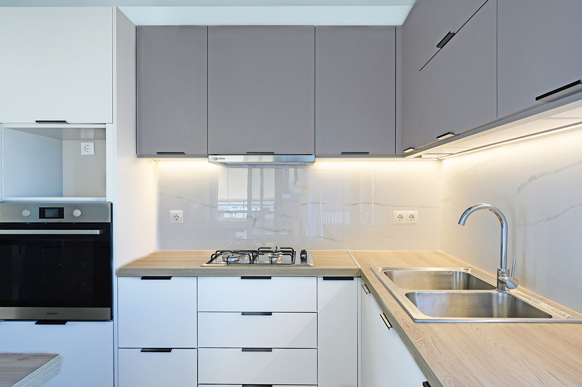 Κουζίνα σε Λαυκό Γκρί με Ξύλινο Πάγκο