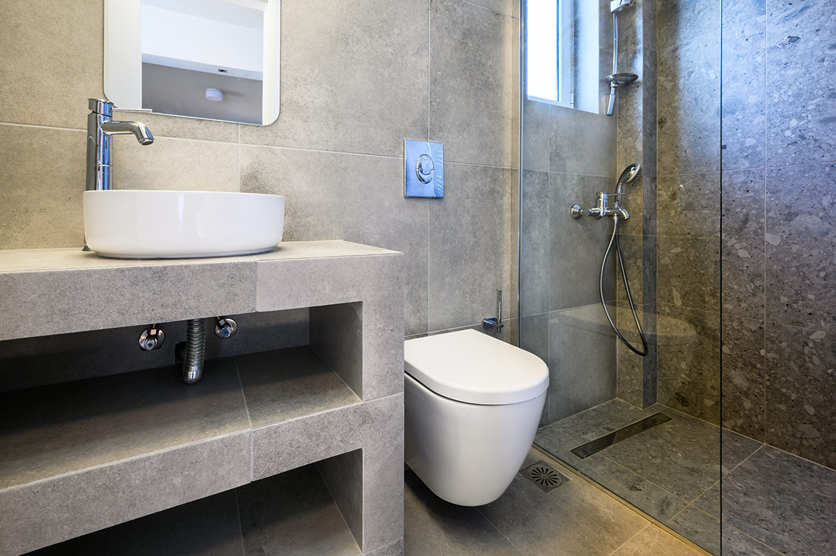 Μπάνιο με Χτιστό Πάγκο και Επένδυση Πλακιδίων Γκρί Terazzo