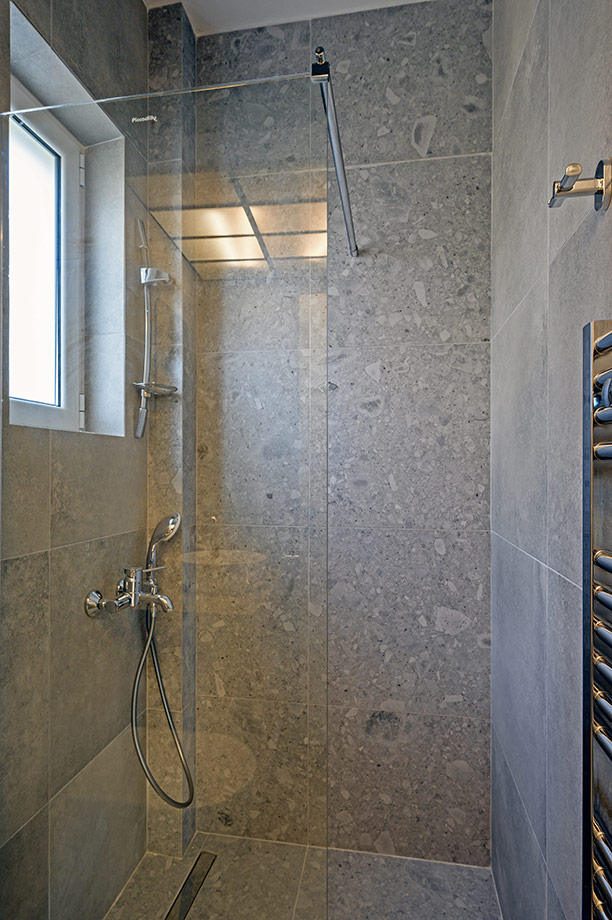 Ντουζιέρα με Πλακάκια Terazzo