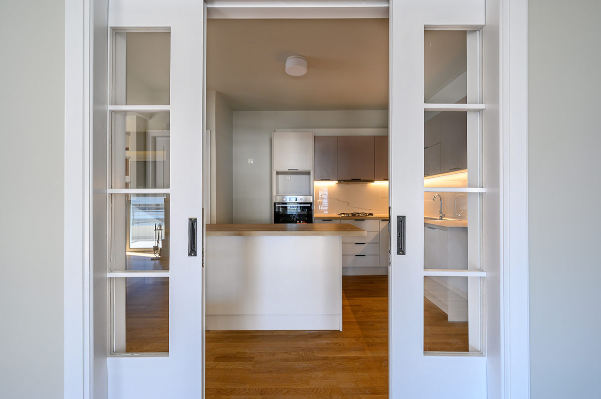 Συρόμενες Πόρτες Κουζίνας Ανακατασκευή με Τζάμι και Καίτια