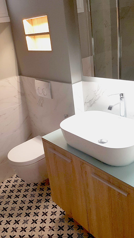 Εντοιχισμένο Καζανάκι και Ράφια με κρυφό Φωτισμό