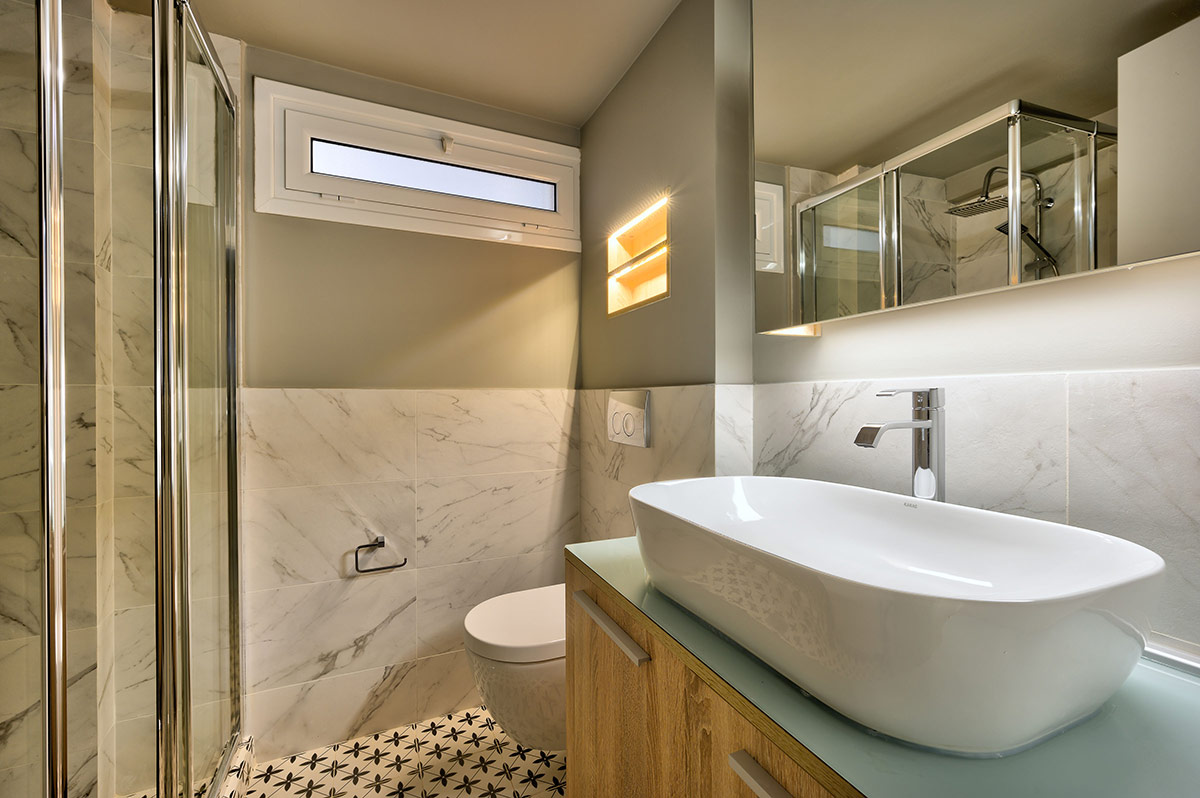 Μπάνιο με Vintage Στοιχεία και Καμπίνα Ντούζ