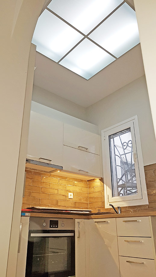 Ψευδοροφή Κουζίνας με Εφέ Αιθρίου Φυσικού Φωτισμού