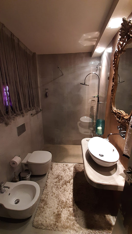 Μπάνιο με Ανακαινισμένα Έπιπλα και Καθρέφτες Αντίκες