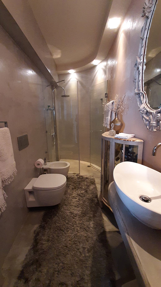 Μπάνιο με Ανακαινισμένα Έπιπλα και Καθρέφτες Αντίκες