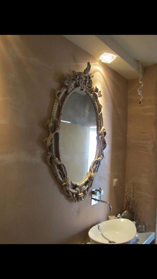 Μπάνιο με Ανακαινισμένα Έπιπλα και Καθρέφτες Αντίκες