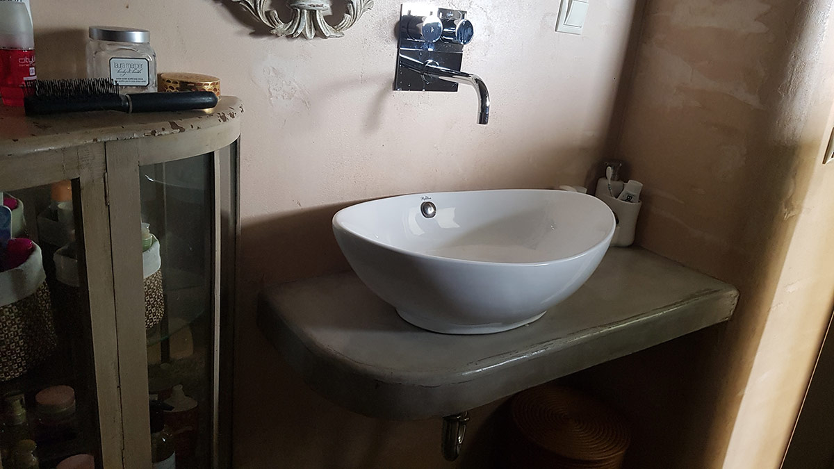 Ανακαινισμένα Έπιπλα Αντίκες σε Μπάνιο