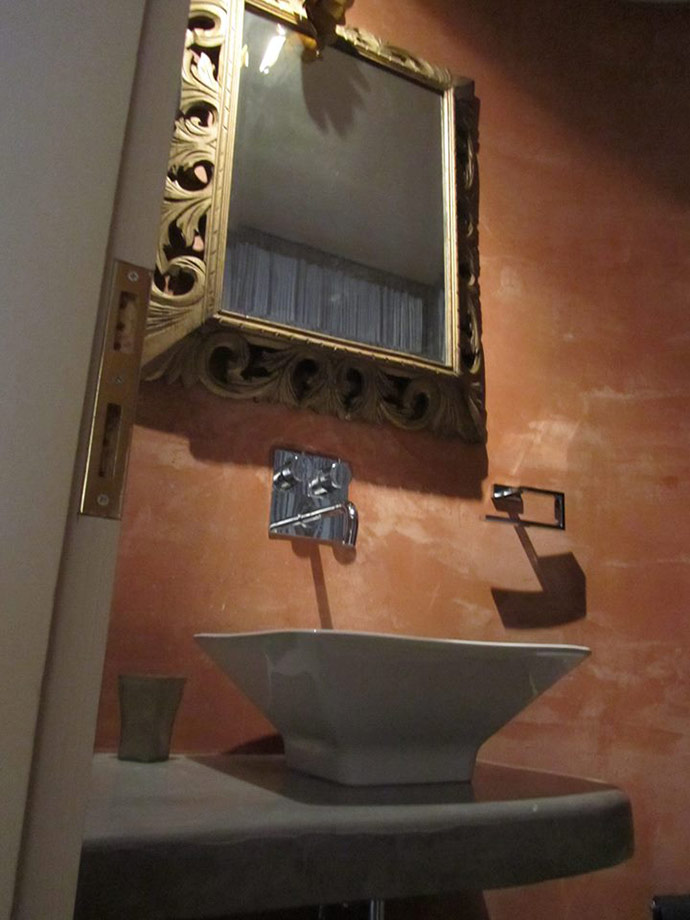 Μπάνιο με Ανακαινισμένα Έπιπλα και Καθρέφτες Αντίκες