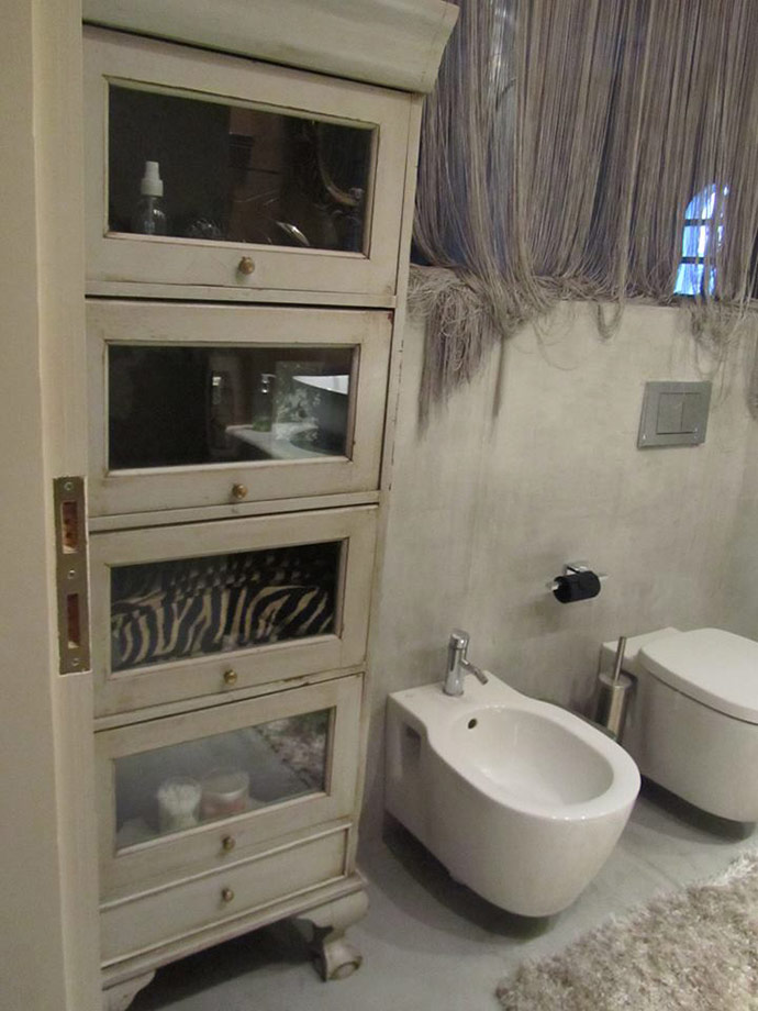 Ανακαινισμένα Έπιπλα Αντίκες σε Μπάνιο