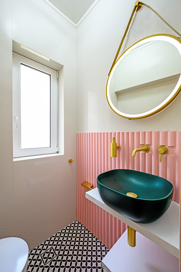 Επένδυση Τοίχου Μπάνιου με Οβάλ Ξύλινα Πηχάκια Βαμμένα Ρόζ