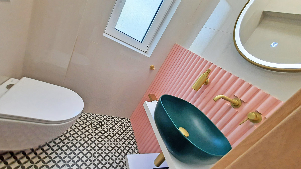 Κατασκευή με Ξύλινα Πηχάκια Βαμμένα σε Ρόζ Απόχρωση