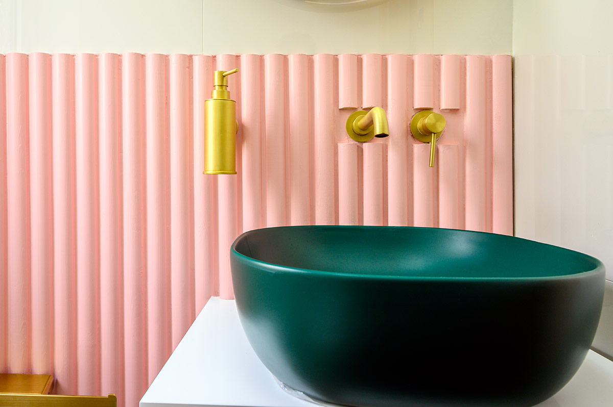 Wc με Χρυσές, Ρόζ και Πράσινες Λεπτομέρειες