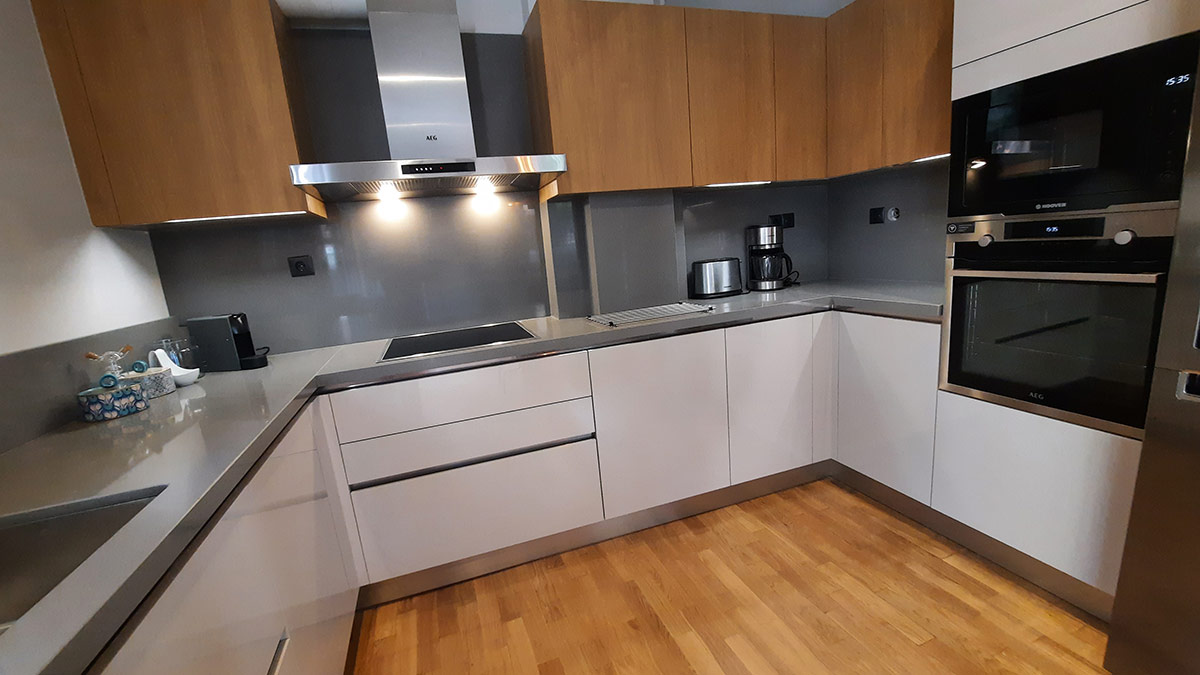 Κουζίνα με Εντοιχισμένες Ηλεκτρικές Συσκευές