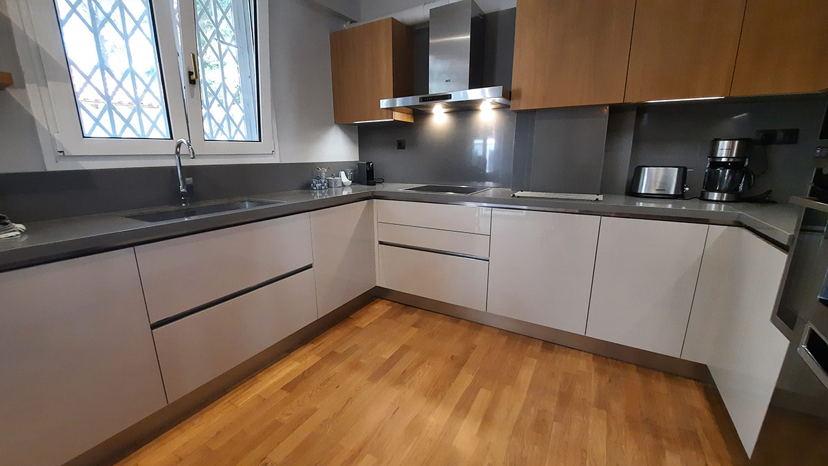 Minimal Κουζίνα σε Λευκό Ξύλο με Γκρί Backsplash