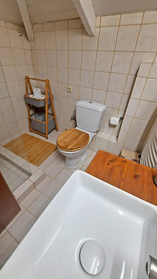 Μπάνιο με Λευκό Πλακάκι και καφέ Αρμό