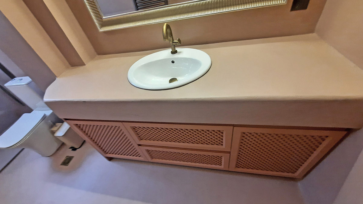 Πάγκος απο Πατητή Τσιμεντοκονία και Έπιπλο με Καφασωτά Πορτάκια