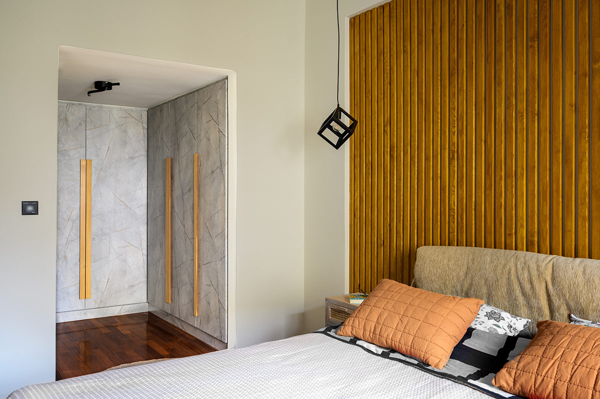 Επένδυση Τοίχου με Πηχάκια Φυσικής Ξυλείας Πεύκο Βαμένα Δρύς