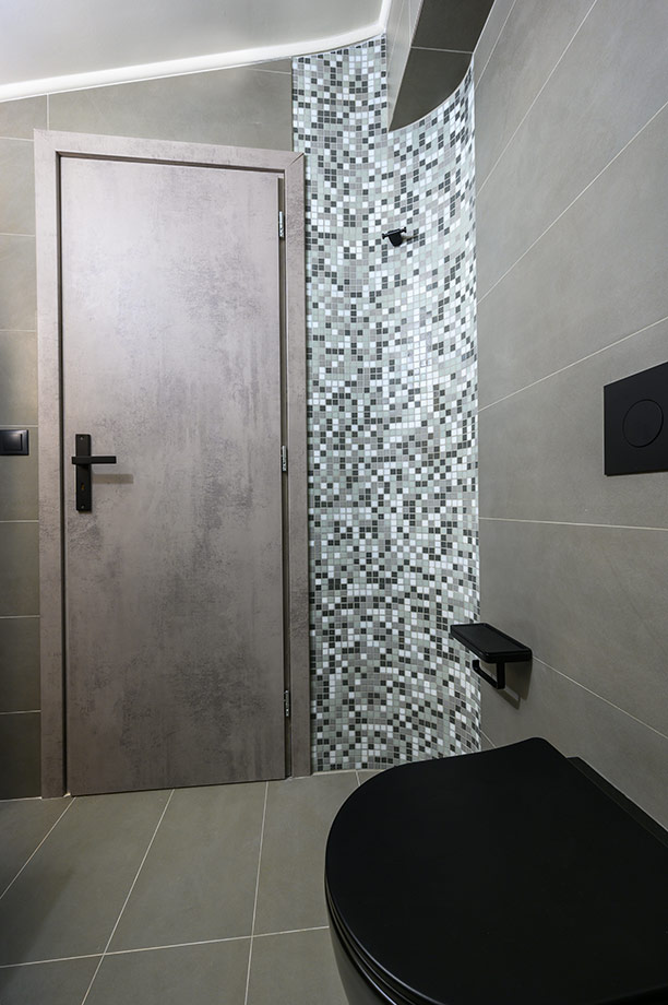 Γκρί Μπάνιο με Μαύρες Λεπτομέρειες