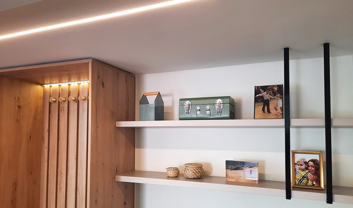 Κρεμαστά Ράφια με Διακοσμητικές Λάμπες Στήριξης