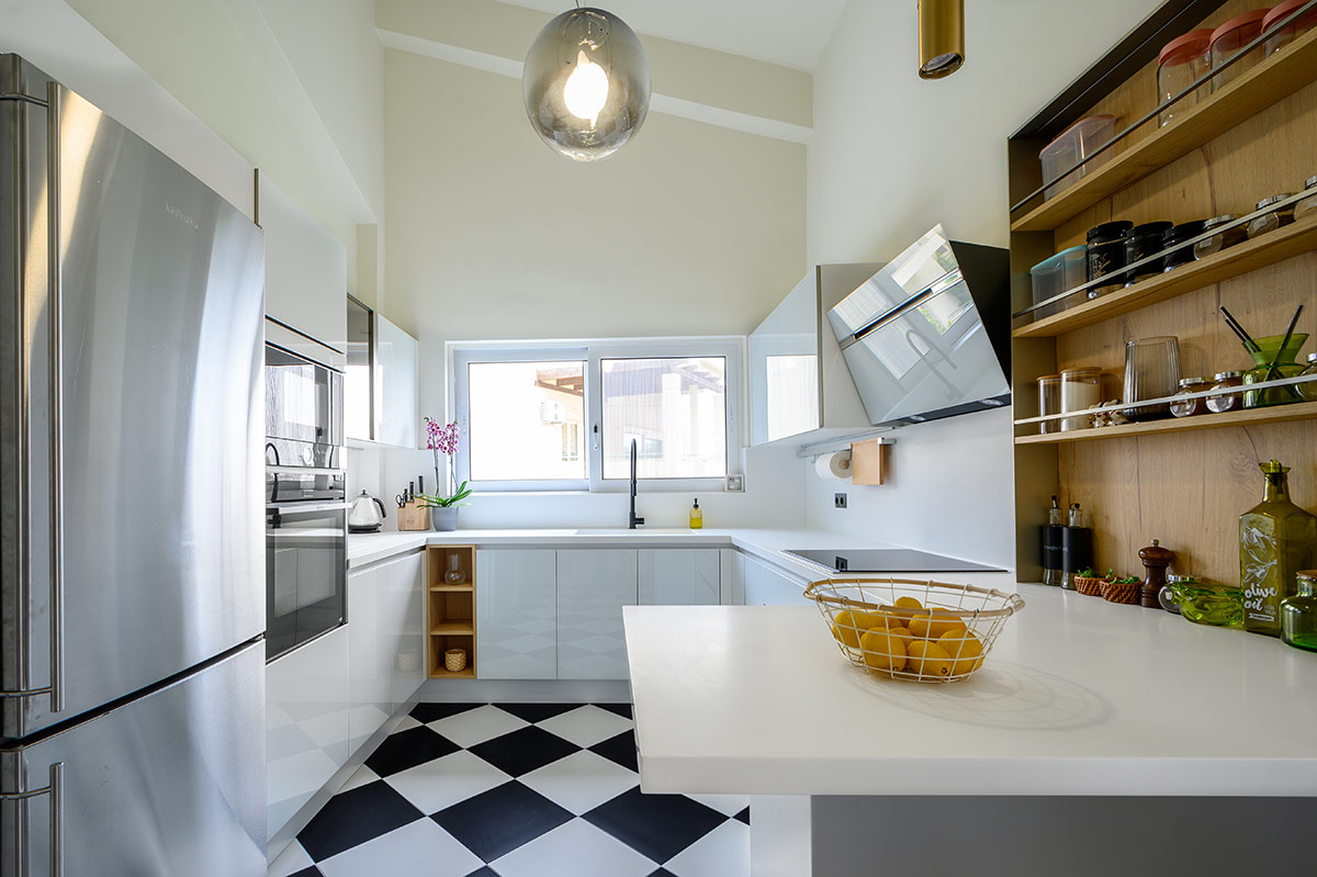 Μοντέρνα Κουζίνα με Ξύλινα Ράφια