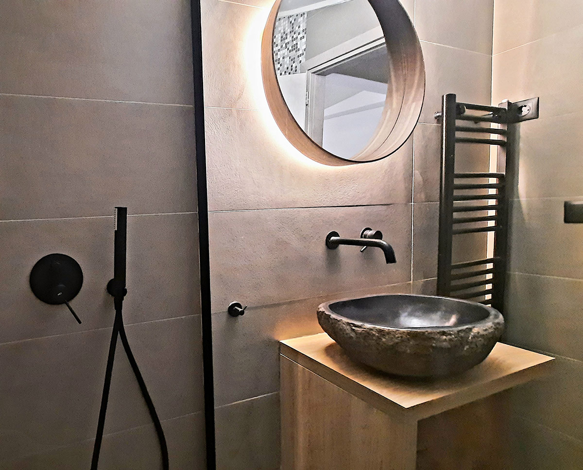 Μπάνιο με Μαύρες Λεπτομέρειες