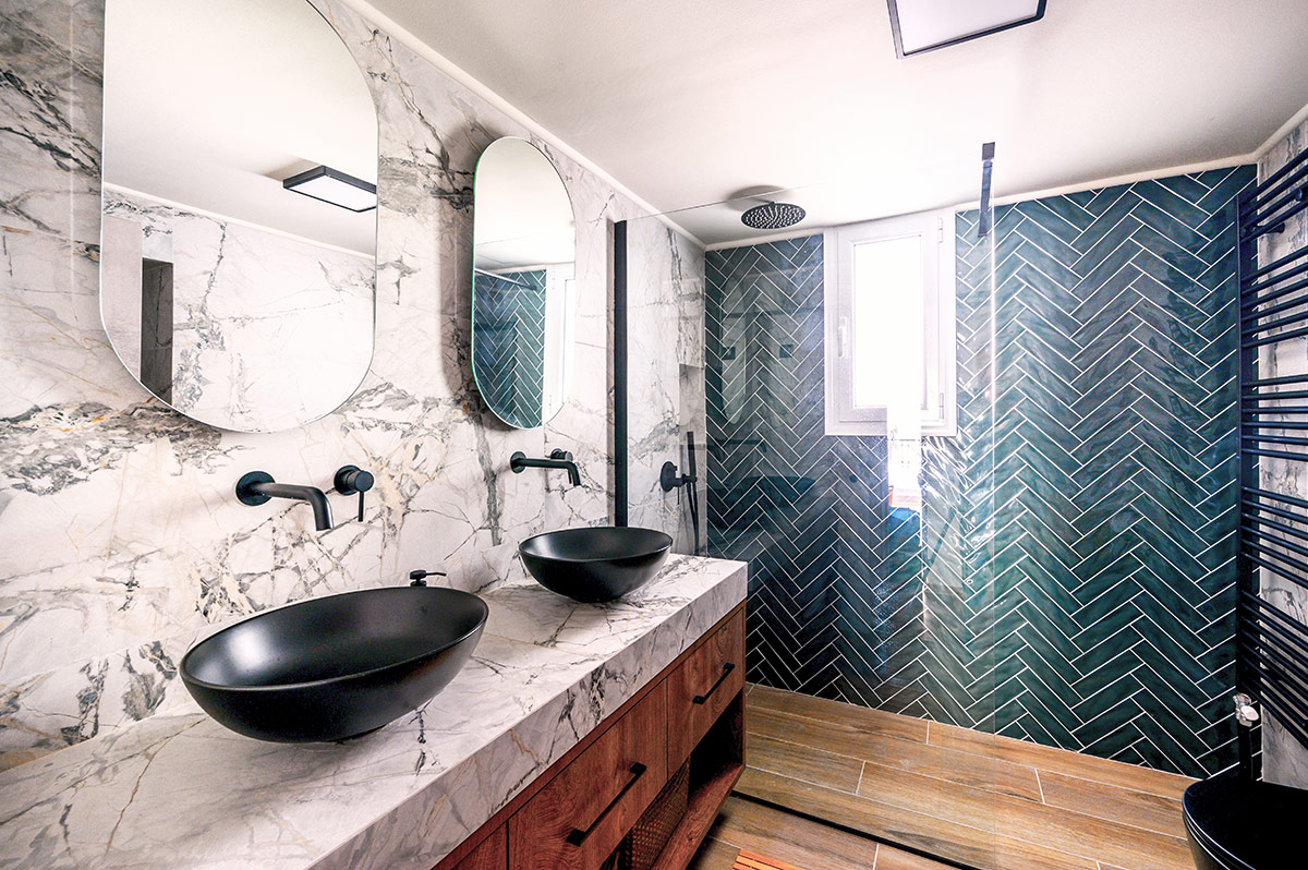 Μπάνιο με Όψη Μαρμάρου Ξύλου και Τουβλάκια Ψαροκόκκαλο