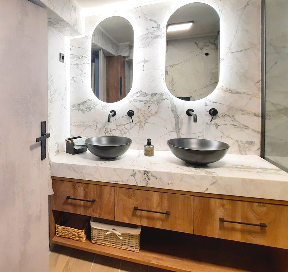 Χτιστός Πάγκος με Κρεμαστή Συρταριέρα με Ράφι