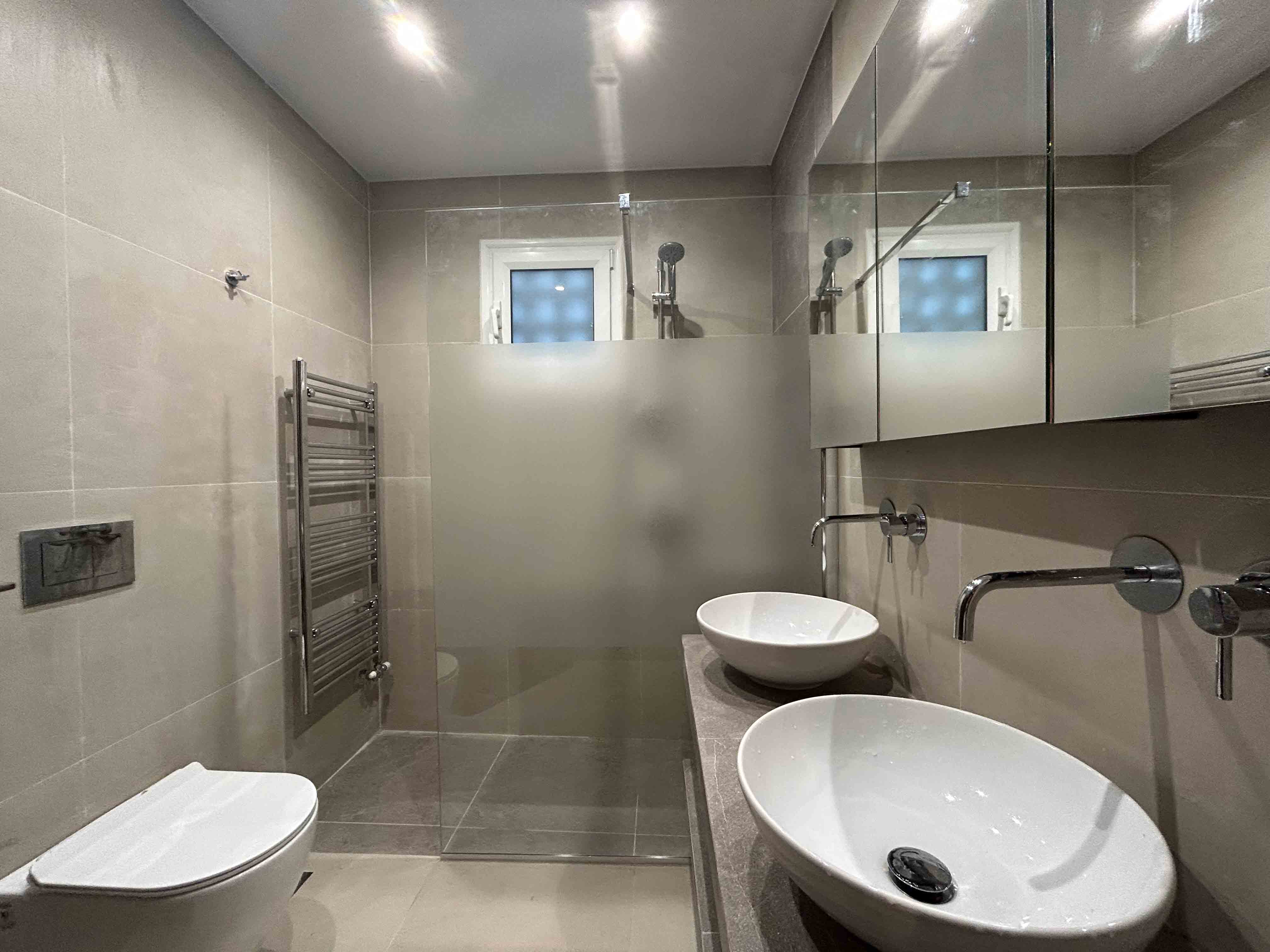 Ανακαίνιση μπάνιουμε καφέ πλακάκια