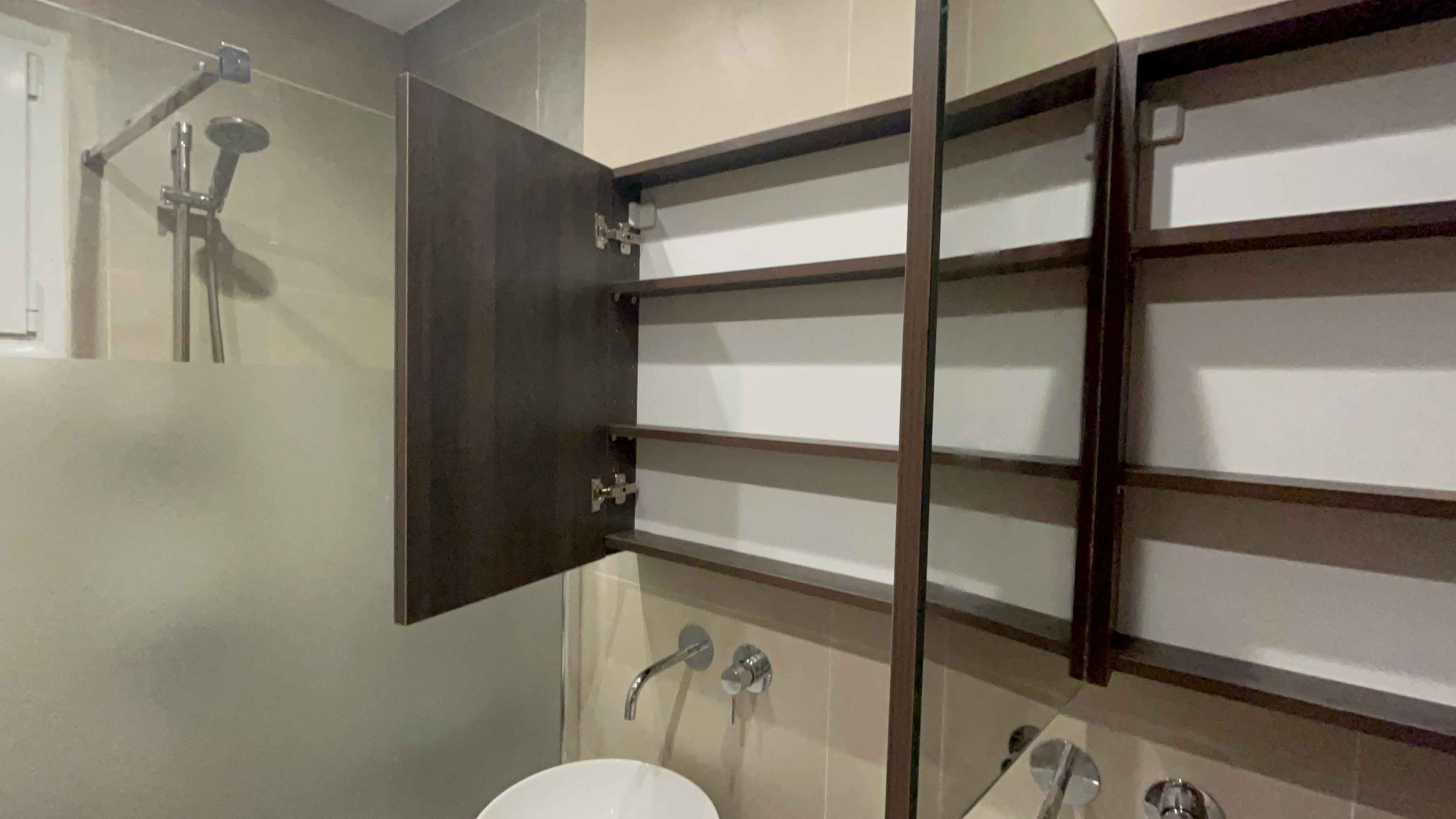 Κρυφό ντουλάπι καθρέφτη