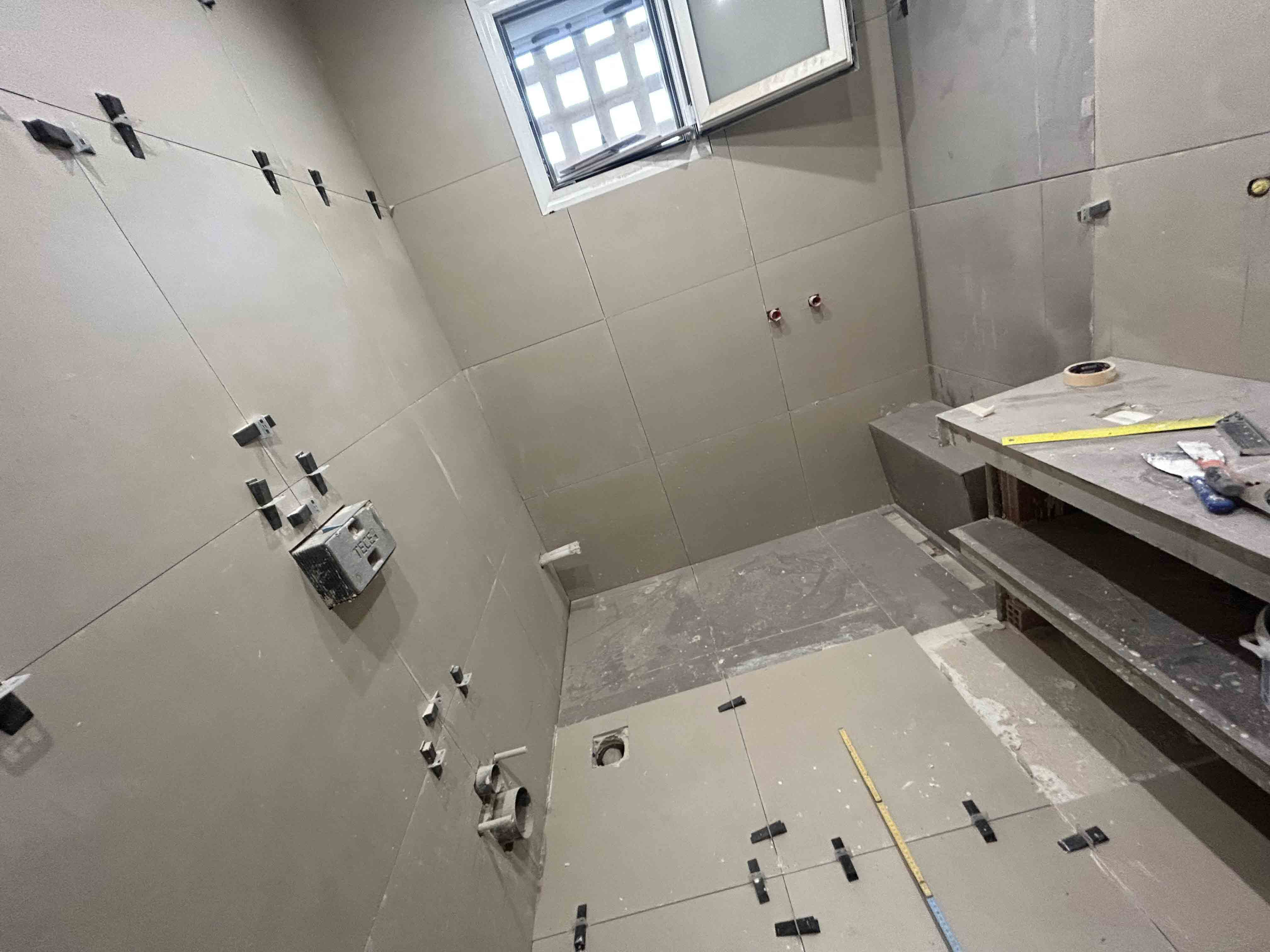 Τοποθέτηση πλακάκια με σφήνες ευθυγράμμισης