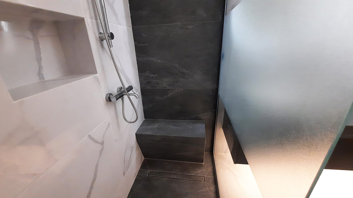 Χτιστό Κάθισμα Ντουζιέρας