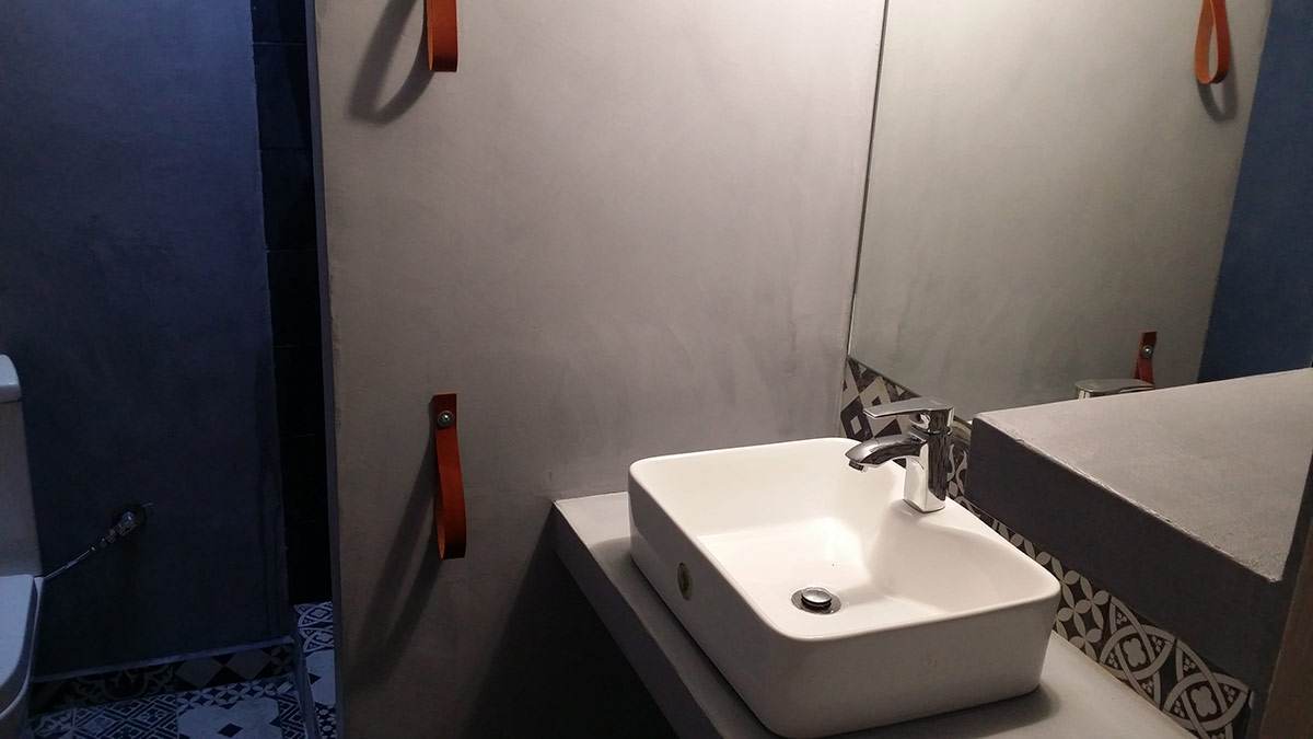 Λευκός Νιπτήρας με Μεταλική Μπαταρία