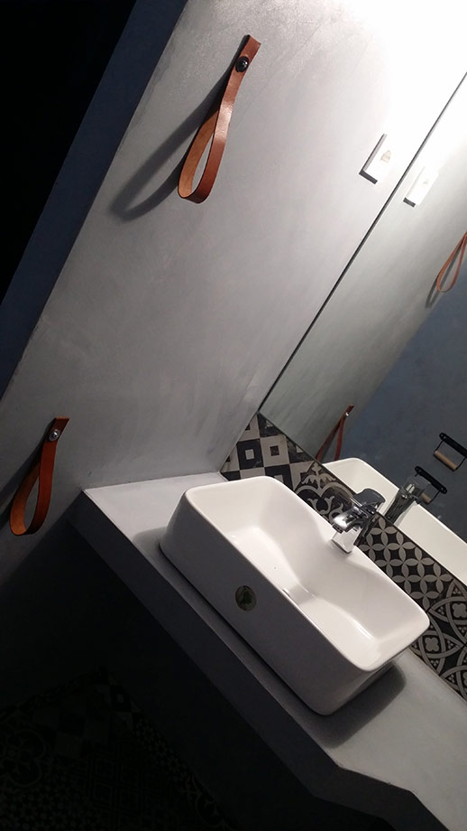 Λευκός Νιπτήρας με Μεταλική Μπαταρία και Δερμάτινες Θήκες