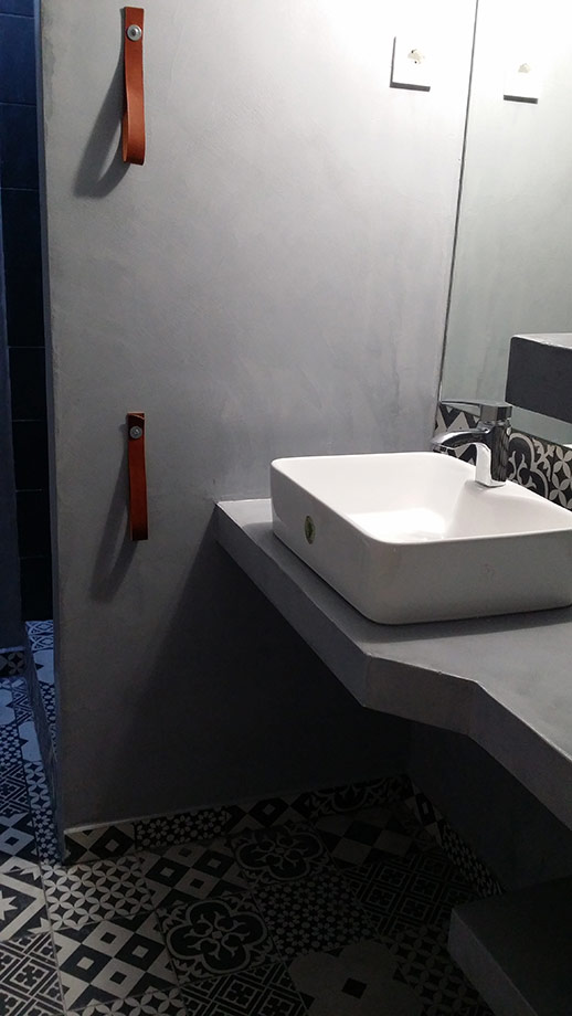 Λευκός Νιπτήρας με Μεταλική Μπαταρία και Δερμάτινες Θήκες