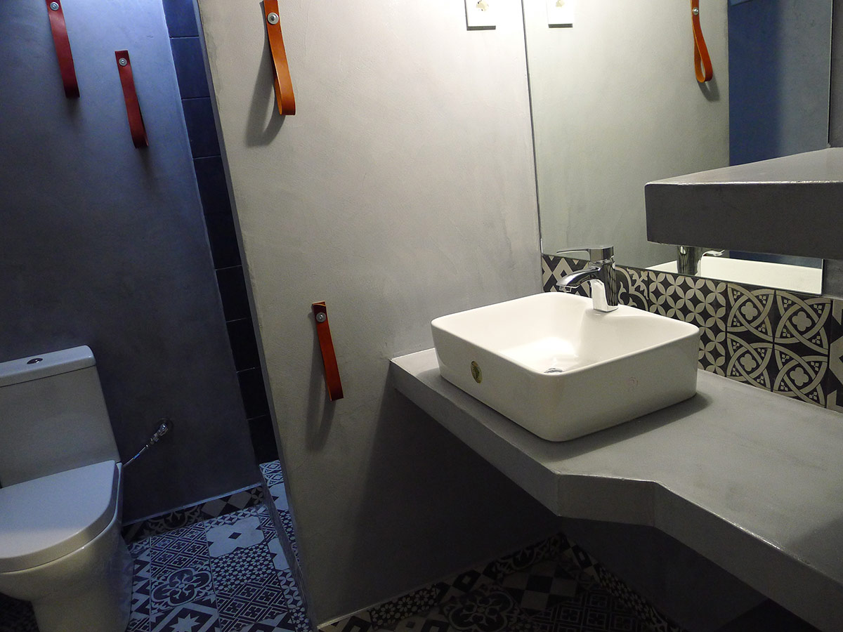 Μπάνιο με Πατητή Τσιμεντοκονία και Δερμάτινες Λεπτομέριες