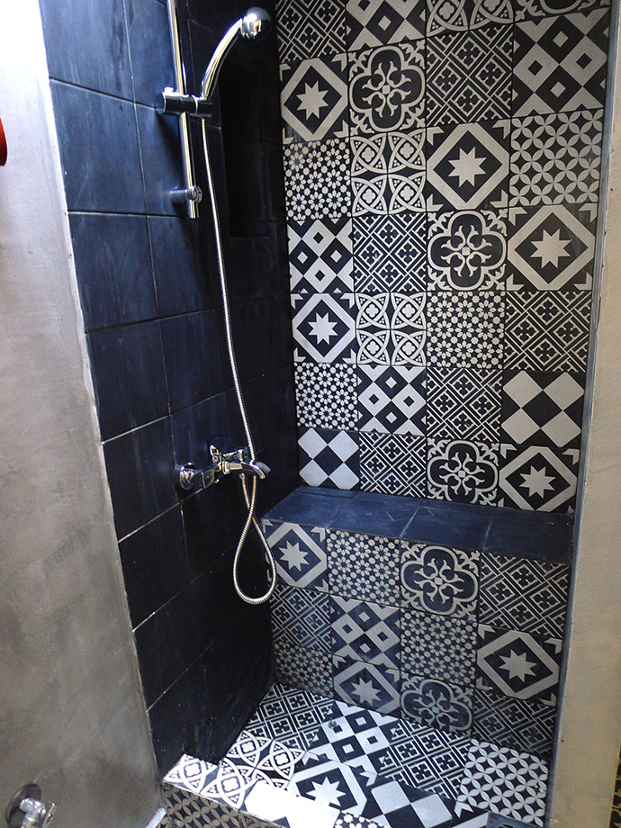 Χτιστή Ντουζιέρα με Κάθισμα