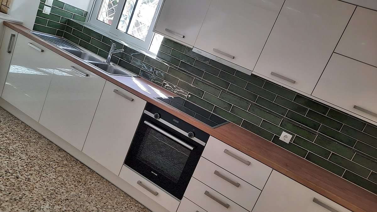 Λευκή Κουζίνα με Ξύλινο Πάγκο