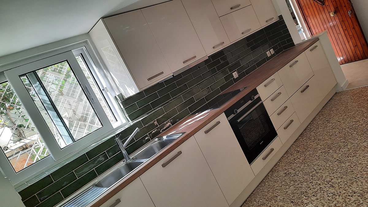 Τουβλάκι σε Σκούρο Πράσινο στην Πλάτη του Πάγκου της Κουζίνας