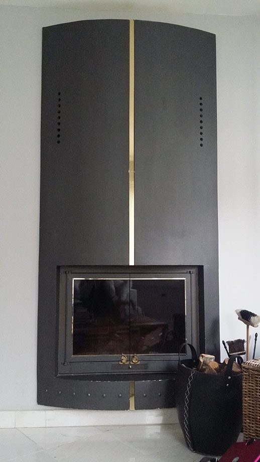 Κάλυψη τζακιού με Κουρμπαριστές Γυψοσανίδες και χρυσή μεταλλική βέργα