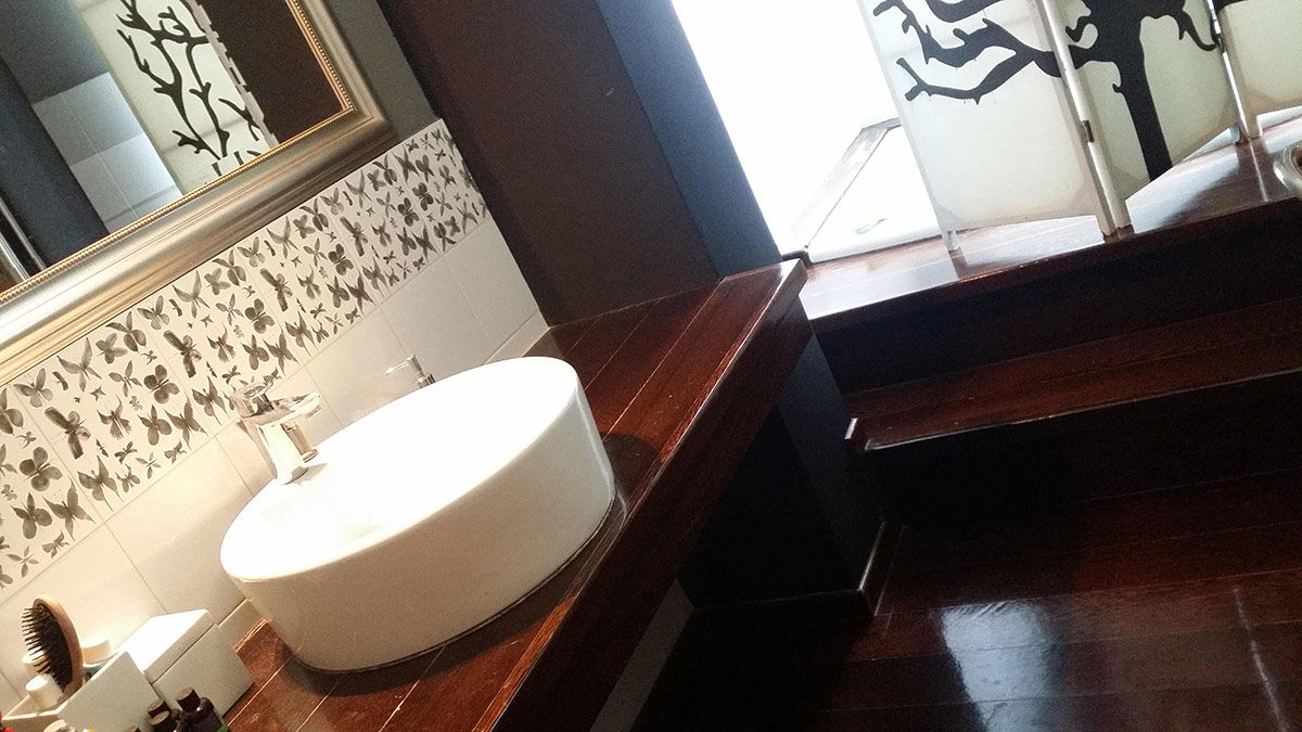 Μπάνιο από τροπική ξυλεία TEAK Αφρικής, ιδανική για αντοχή στο νερό