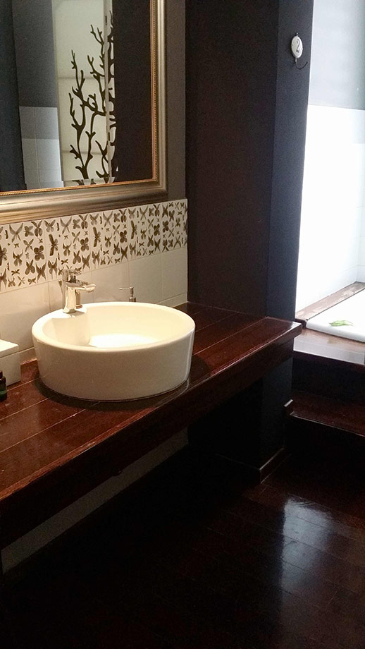 Μπάνιο από τροπική ξυλεία TEAK Αφρικής, ιδανική για αντοχή στο νερό