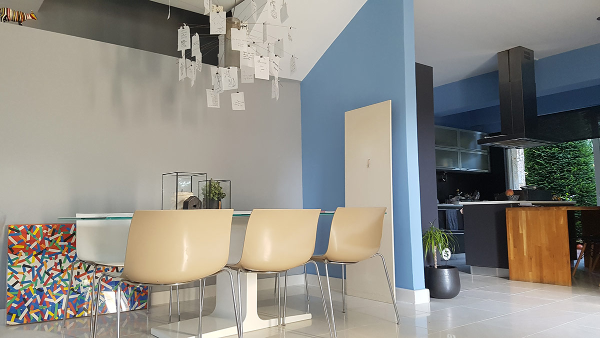 Βάψιμο τοίχων σε μοντέρνο ανοιχτό μπλέ