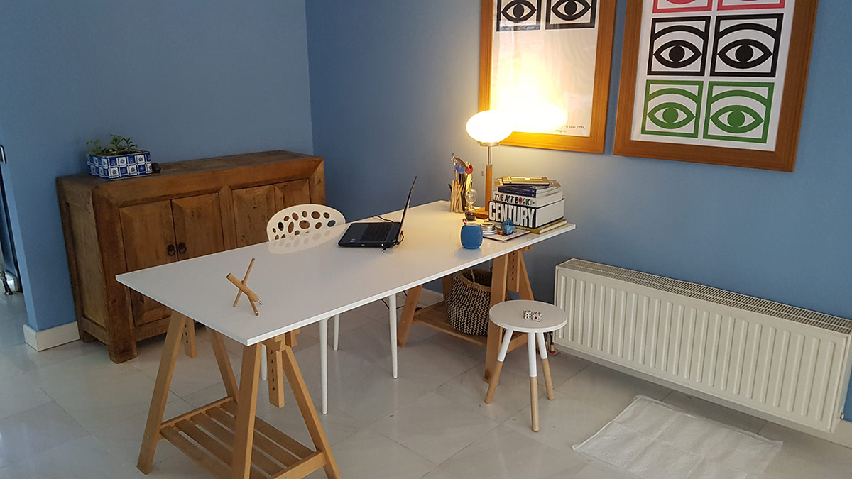 Γαλάζιος Τοίχος και Ξύλινα 'Επιπλα