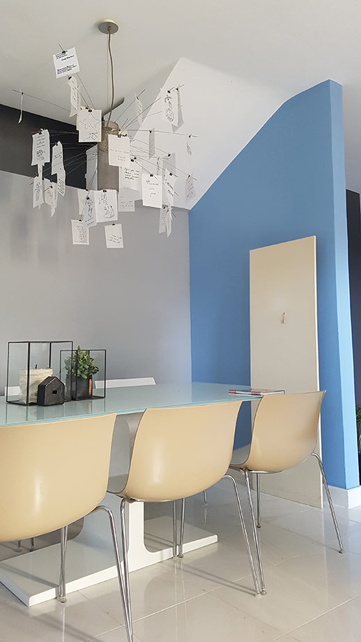 Βάψιμο τοίχων σε μοντέρνο ανοιχτό μπλέ