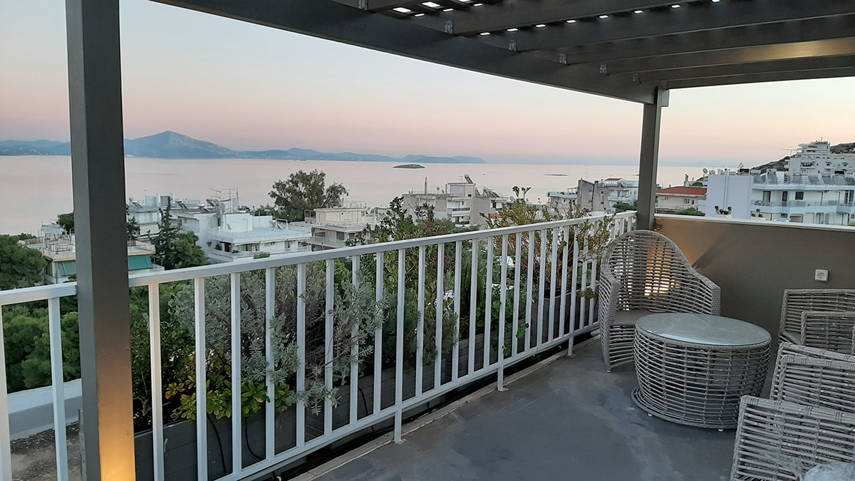 Κατασκευή Ξύλινης Πέργκολας με Τάβλες για Σκίαση και Κάλυψη με Plexiglass για Στεγάνωση